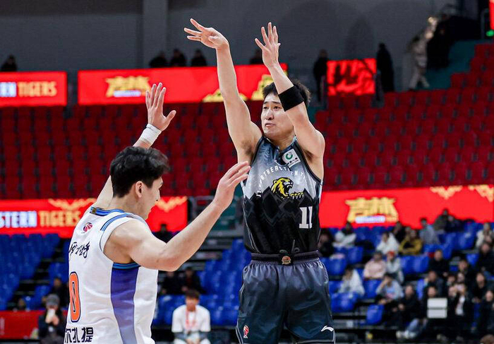 此外，还有特邀选手华侨大学的叶润峰，他在2025大学生篮球联赛三分球大赛上狂揽20分夺冠，实力不可小觑。9名顶级神射手，谁能在这场三分盛宴中加冕“最强三分王”，敬请期待！