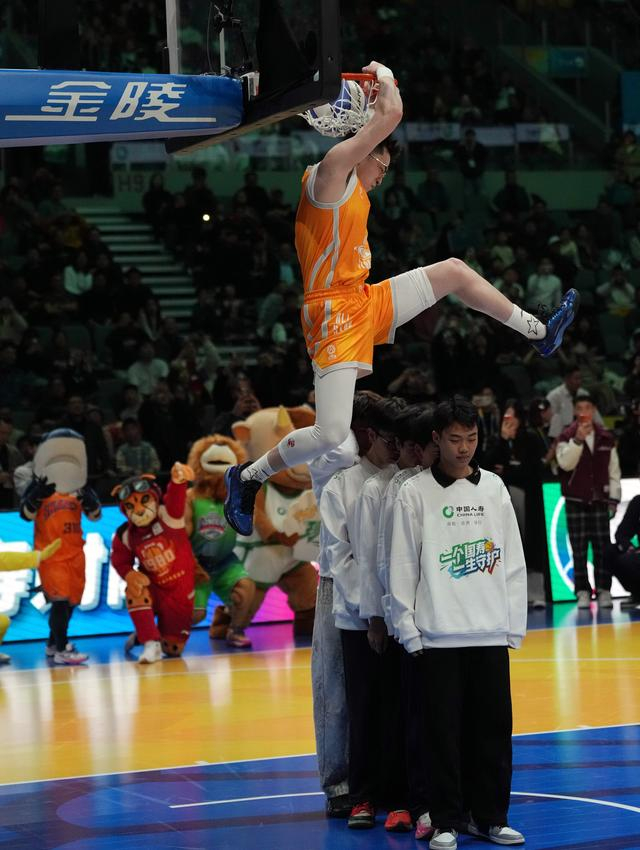↑ 外卡选手张鼎岩在扣篮大赛预赛中。他晋级决赛。 新华社记者 孟永民 摄