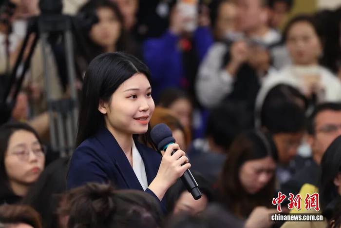 中国新闻社、中国新闻网记者曾玥提问。佟