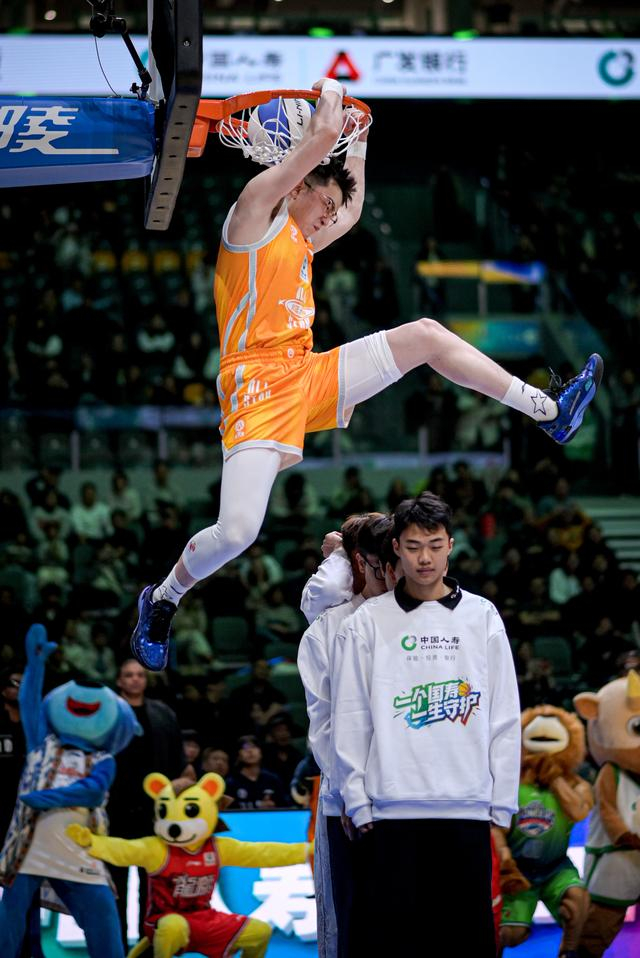 ↑ 外卡球员张鼎岩（上）在扣篮大赛预赛中。他晋级决赛。 新华社记者 江汉 摄