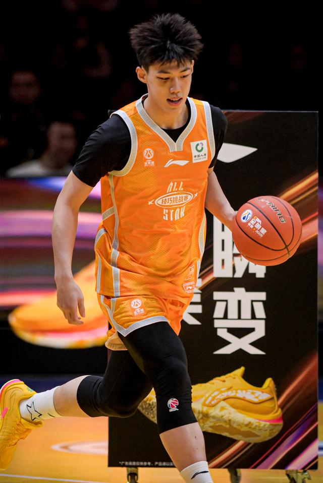 ↑ 天津先行者队球员蒋祺禹在技巧大赛预赛中。他晋级决赛。 新华社记者 江汉 摄