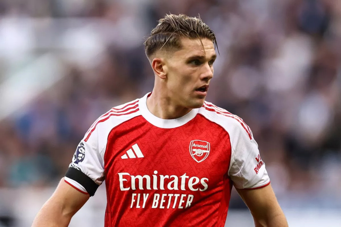 因为就在他领奖的同时，围绕他在阿森纳的表现，争议始终存在。