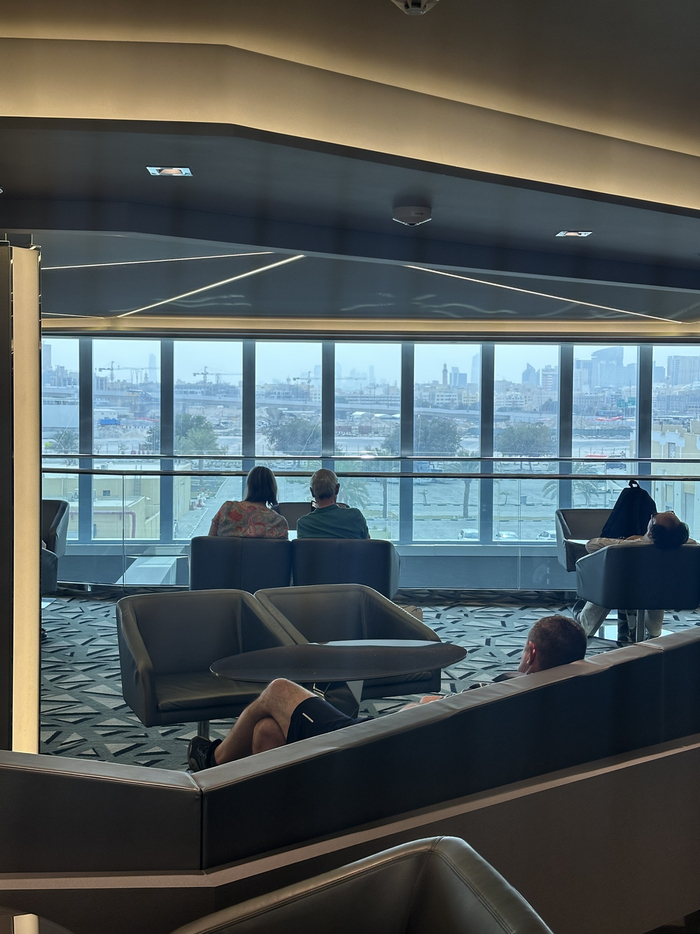 导弹近在咫尺，她们在邮轮上载歌载舞-百货之家