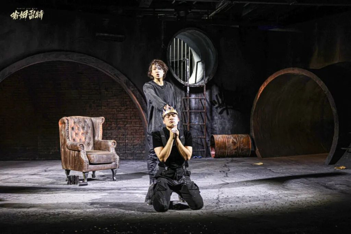 演出剧照  魏嘉诚饰演王子，王俊淇（前跪者）饰演克劳狄斯