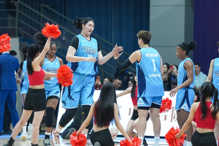 　1月4日，山东女篮球员张子宇（中）在赛前入场仪式上。新华社记者 朱峥 摄