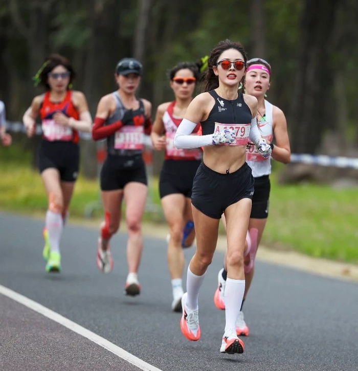 作为一名跑圈里小有名气的自媒体内容创作者，胡馨妍一直在分享自己的跑步故事，也在鼓励更多女性参与运动。