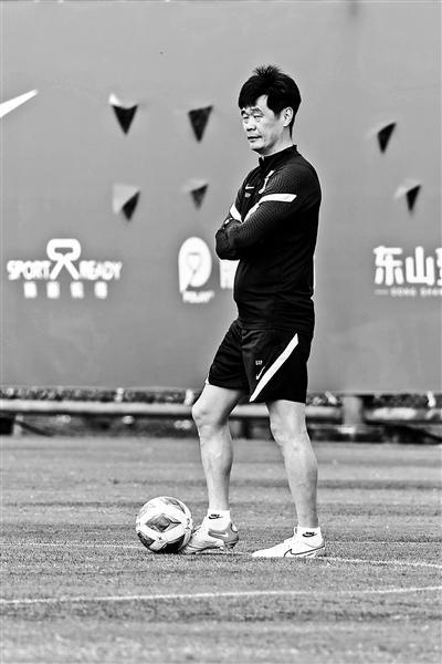 3月11日，中国男足主教练李霄鹏带队训练供图/新华社