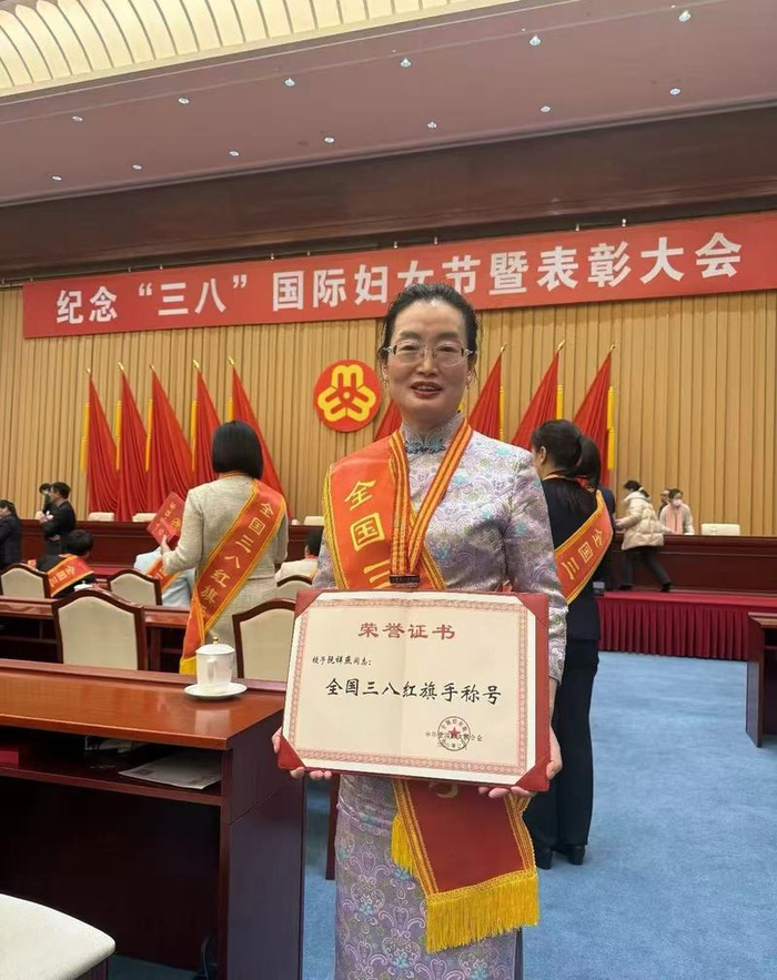 今年3月，阮祥燕荣获全国三八红旗手称号。  受访者供图