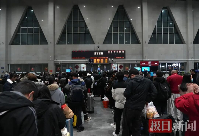 “务工专列”里人间烟火风景各异，奔赴美好却同样热忱