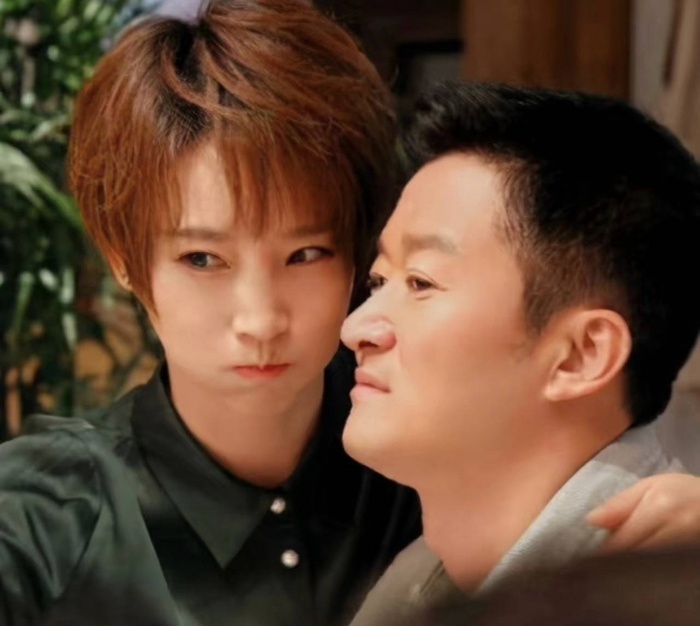 视频中，103岁的奶奶精神矍铄，看着孙女婿和孙女跪在面前，脸上洋溢着幸福的笑容。网友们纷纷表示，这才是最真实的家庭温暖，不管多大年纪，在长辈眼里永远都是孩子。