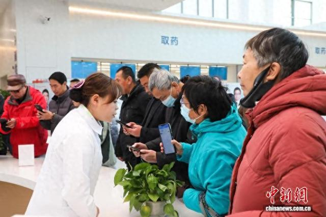 图为西宁市老年人在医院咨询相关情况。 马铭言 摄