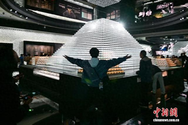 3月8日，四川省眉山市彭山区江口沉银博物馆迎来首批预约观众。图为参观者在博物馆内打卡拍照。 记者 刘忠俊 摄