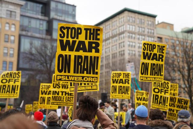 3月7日，人们在美国纽约参加集会游行，抗议美国和以色列对伊朗发动军事打击。新华社记者 张凤国 摄