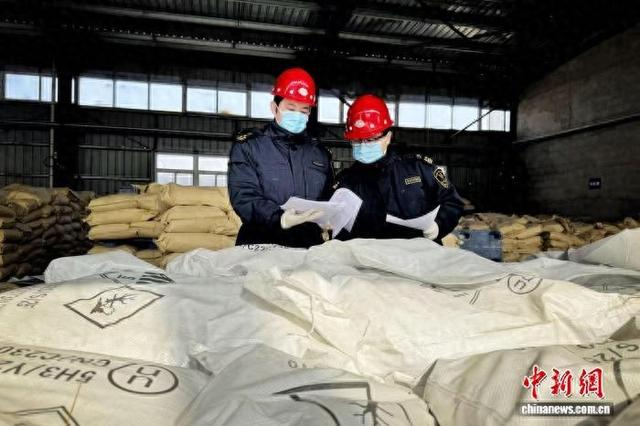 海关工作人员对出口的危险化学品进行查验。 银川海关供图