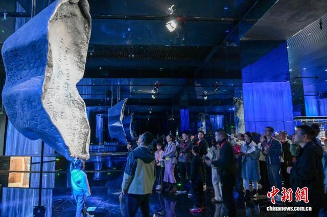 3月8日，四川省眉山市彭山区江口沉银博物馆迎来首批预约观众。图为3米高的巨大“银锭”工艺品吸引参观者。 记者 刘忠俊 摄