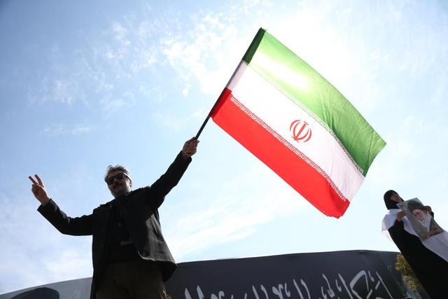 3月4日，在伊朗首都德黑兰市中心革命广场，民众集会谴责美国和以色列对伊朗的军事行动。新华社记者 沙达提 摄