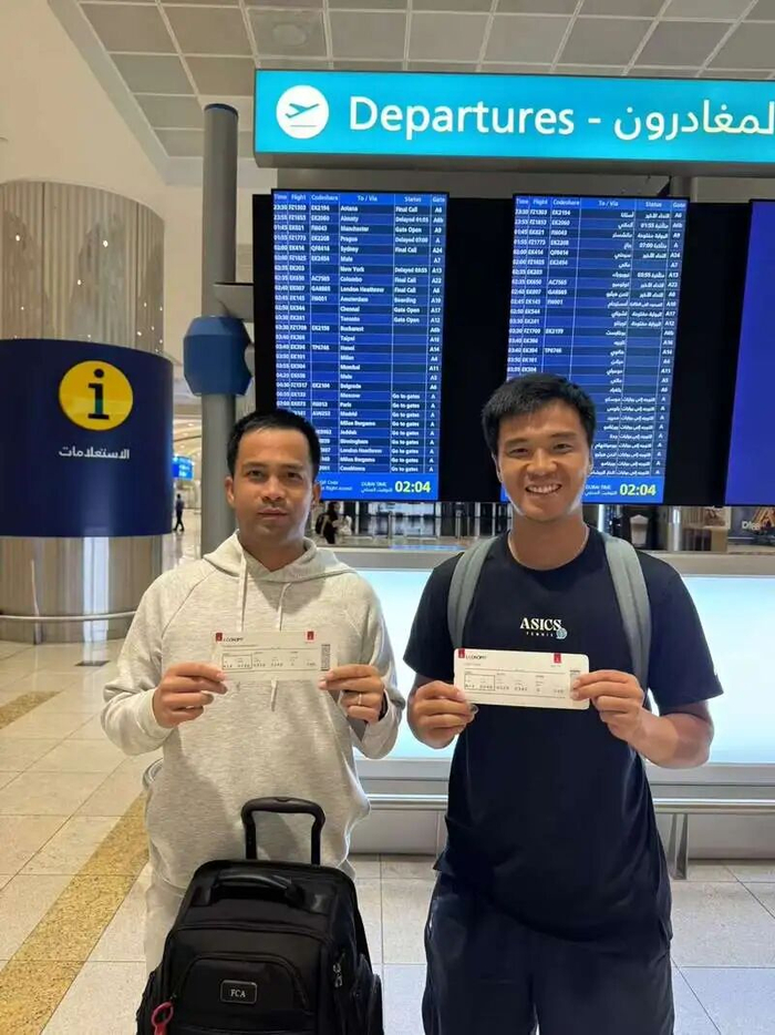 ▲一波三折，孙发京（右）离开迪拜平安回归。受访者供图