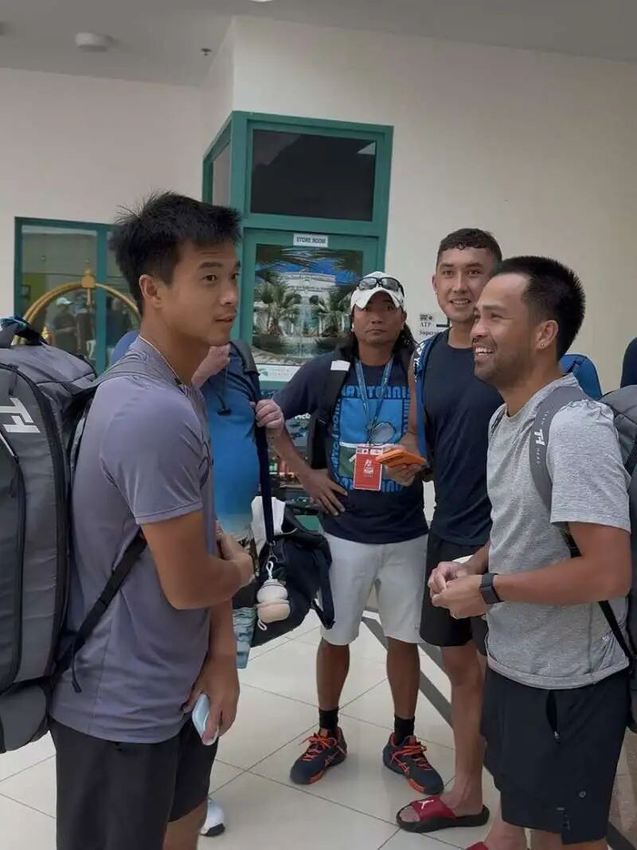 　▲比赛暂停，孙发京（左）跟其他球员打听情况。受访者供图