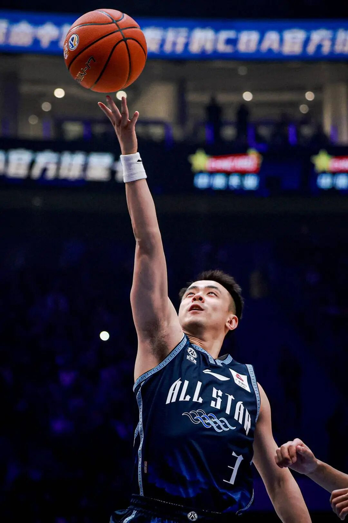 北区明星队球员赵继伟在比赛中上篮。新华社记者 江汉 摄