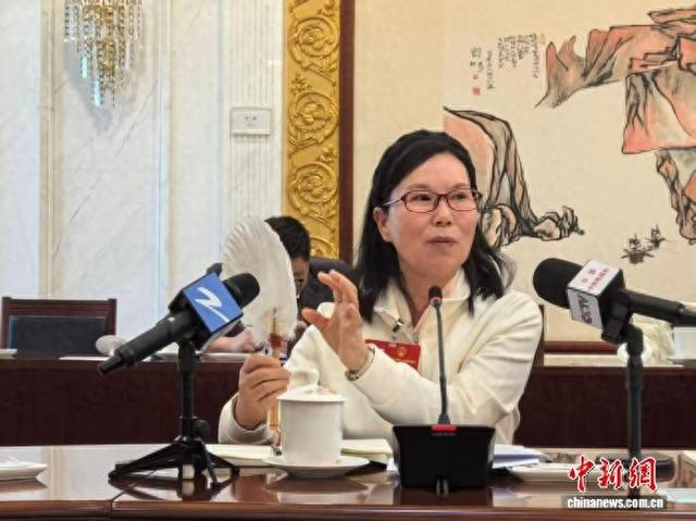 全国人大代表陈淑芳展示“浙东大白鹅”的鹅毛扇。受访者供图