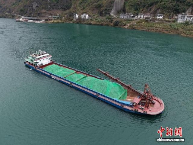 3月9日，“四川造”金沙江首艘6000吨级新能源货船首航。四川省港投集团 供图