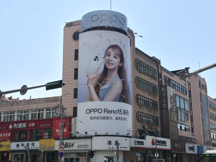 OPPO Reno系列线下广告 界面新闻记者摄