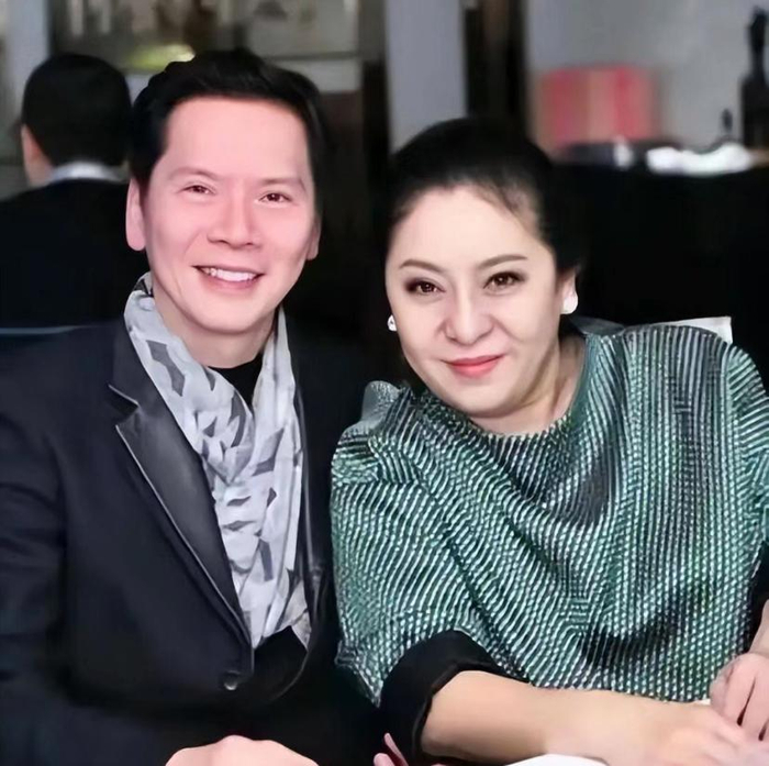 向太夫妇罕秀恩爱,时隔30年拍同款照,75岁向华强头发浓密不显老|丁佩|陈岚(向太)|向佑|向佐|夫妻_新浪娱乐_新浪新闻