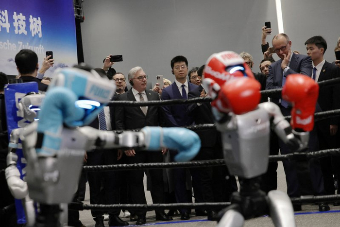2026年2月26日，浙江杭州，德国总理默茨观看机器人表演。 IC Photo