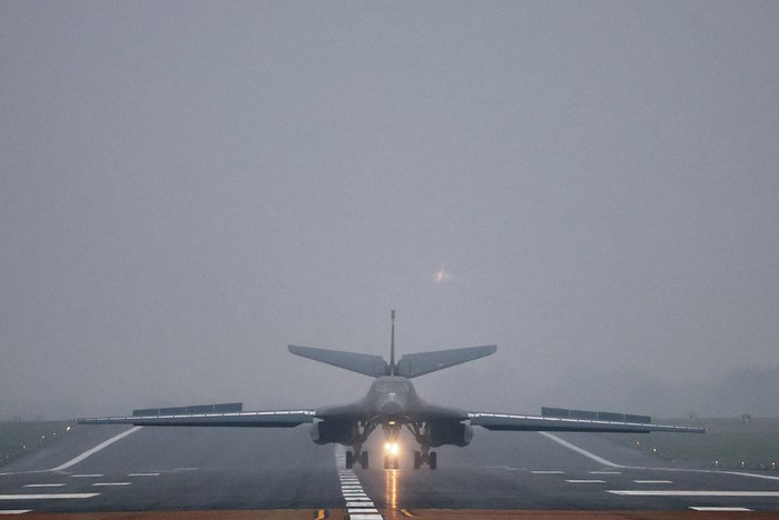 　　▲当地时间2026年3月7日，英国费尔福德，美以伊战事持续升级，美国B-1战略轰炸机现身英国皇家空军基地。图/IC photo