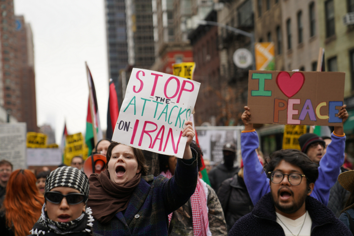 ▲3月7日，人们在美国纽约参加集会游行，抗议美国和以色列对伊朗发动军事打击。图/新华社