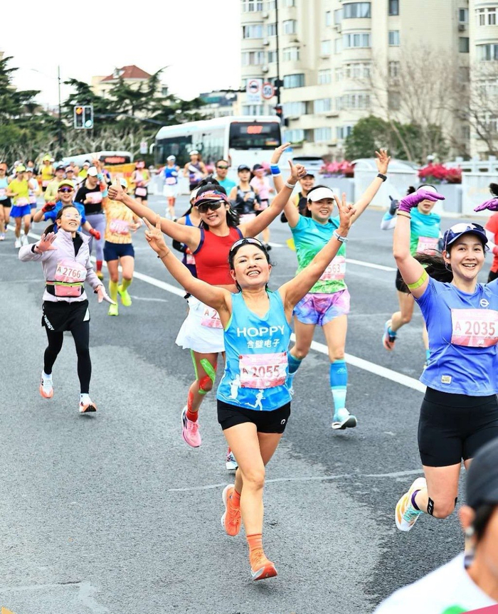 　52岁的葛辉（第一排左）是一位“妈妈级”跑者，在她的带动下，全家人都热爱运动。