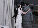苗苗自己还穿个旗袍 怕郑恺冻着先给他披上羽绒服，太贤惠！