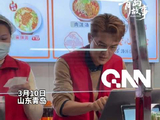吴克群化身服务员助力爱心面馆