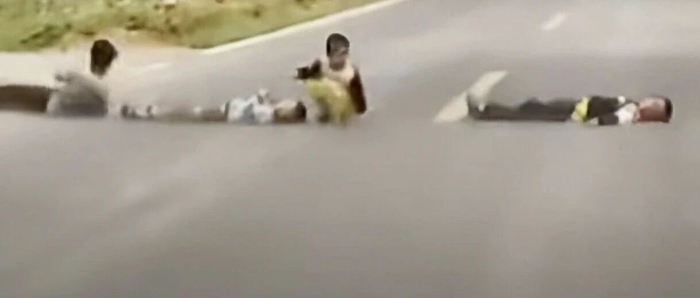 4个孩童横躺路面，路过车辆司机以为是塑料袋，辅助驾驶系统预警减速后紧急刹停，当地村委会：已要求涉事孩子家长加强监管