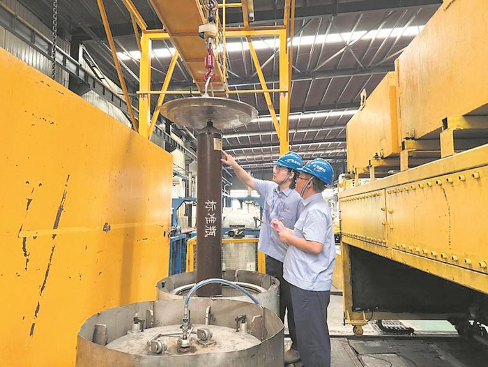     市市场监管局工作人员与企业工作人员一同开展储氢标准瓶试验。