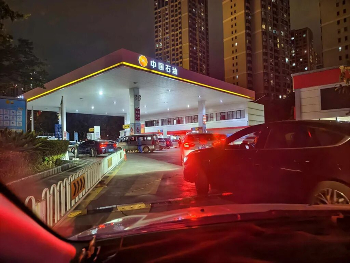 张本荷加油站车辆已排到站外
