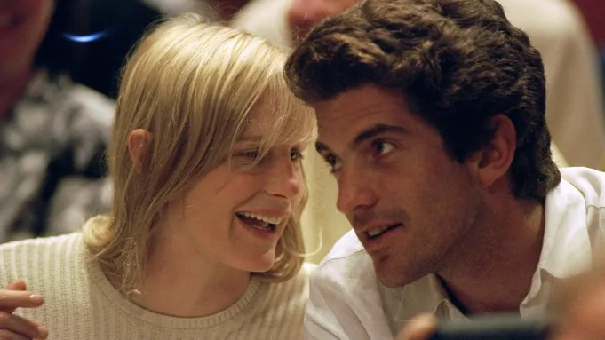 达丽尔·汉纳在剧中的角色（左）由德丽·海明威饰演。