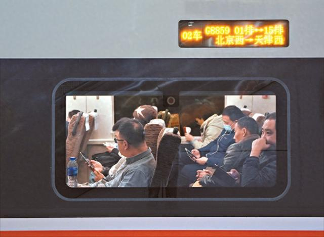 京津冀环线高铁G8859次列车准点驶出北京西站。本报记者 安旭东摄