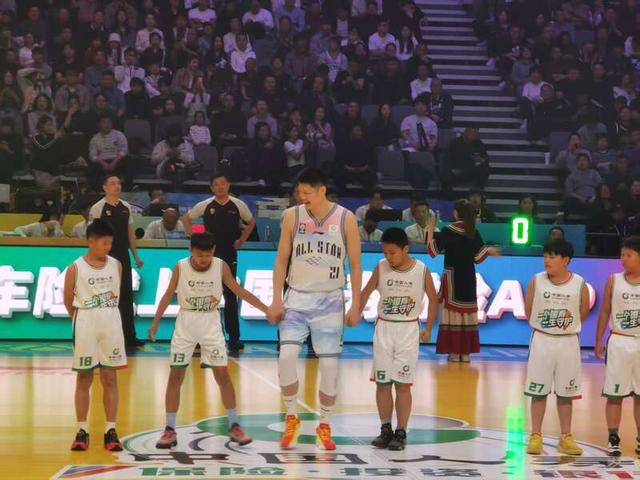 3月8日晚，CBA全明星周末在浙江诸暨举行。CBA球员（左三）与少年儿童现场互动。中青报·中青网记者蒋雨彤/摄