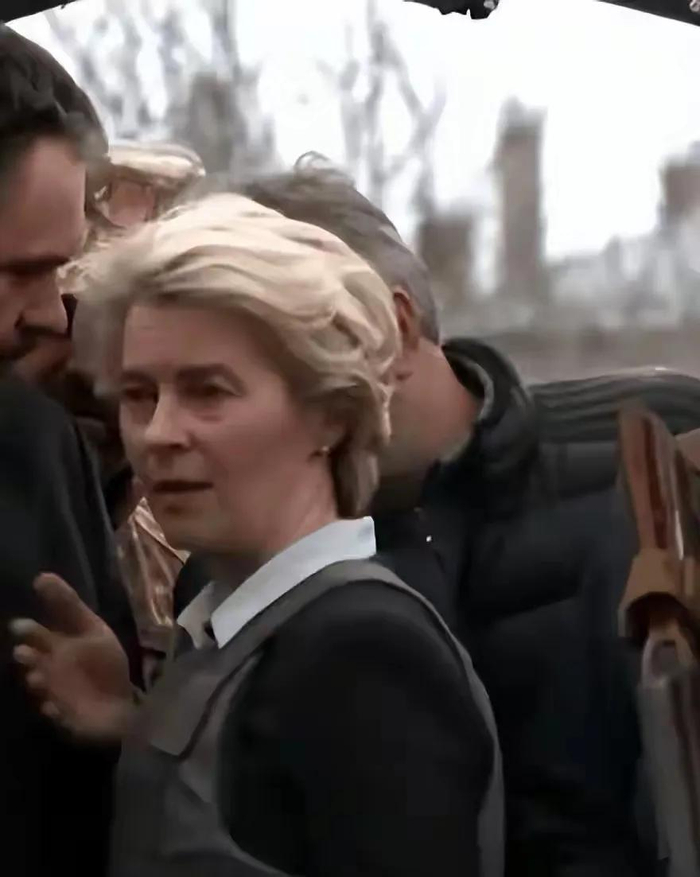 法国夫人德国行最后一天65岁冯德莱恩穿橄榄绿套装,又美又霸气