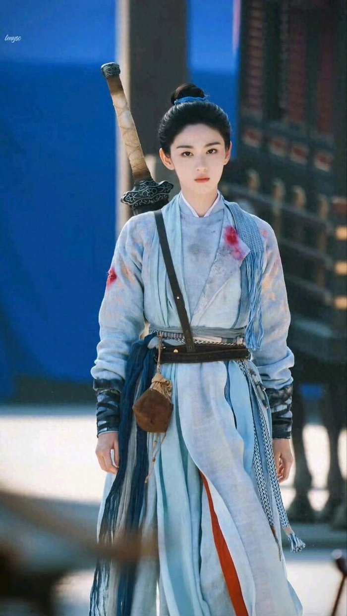 从一开始被吐槽的廉价感服化造，到如今一套比一套惊艳的风格，这部作品也算是被演员撑起来了。