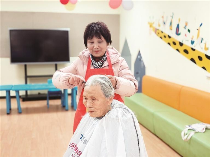 王聪利为居民理发。