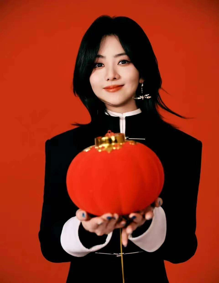  从泸州叙永县的小城姑娘，到三度荣获收视年冠的演员，谭松韵的职业生涯充满了奋斗的痕迹，但她的故乡始终是她最深的灵感源泉。即使工作再忙，谭松韵也始终坚持春节回家与家人团聚，享受那段温馨的旅行时光。当她的飞机刚刚降落在四川，熟悉的火锅香气和街头小吃的招牌便扑面而来，瞬间让她想起了家。她曾在访谈中坦言，每次回家，最挂念的就是父亲亲手做的鱼香肉丝，这道家常菜不仅承载了家族年夜饭的美好记忆，也是每年餐桌上必点的菜肴。正如成都网友的幽默调侃：亲戚太多，火锅档期排到半个月后！这种甜蜜的负担，恰恰是川渝人情的缩影。春晚演出结束的那晚，谭松韵悄悄在粉丝群发红包，低调地用家乡话送上新年快乐。她没有借助通稿宣传，也没有借助热搜营销，她那份低调却充满温暖的关怀正如她的本性——在娱乐圈的浮华中始终保持着邻家女孩般的真实。当明星的光环遇到乡土的人情，碰撞出的不仅是疏远的距离感，更是原来你我都一样的情感共鸣。或许，这就是谭松韵的魔力所在：她让我们明白，再璀璨的星光，也需要人间烟火来滋养。