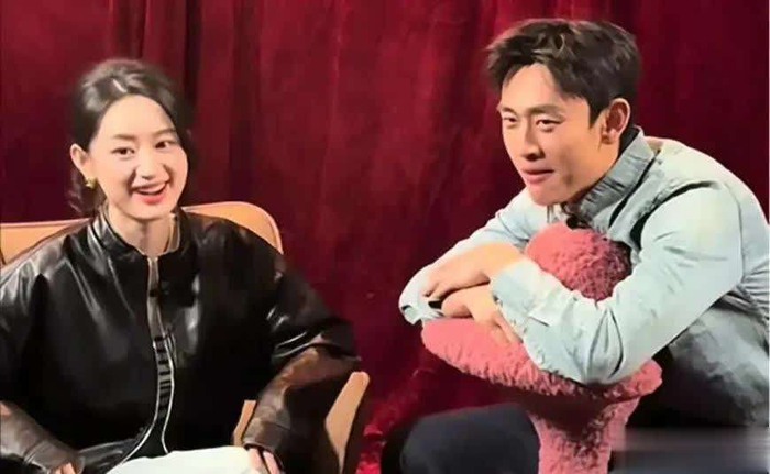  事实上，爱情最动人的，从来就不是完美无缺的模样，而是那种笨拙却真诚的心动。就像春天的万物复苏，爱意应该是热烈而坦荡的。只有勇敢去爱，才能无悔于这段时光。