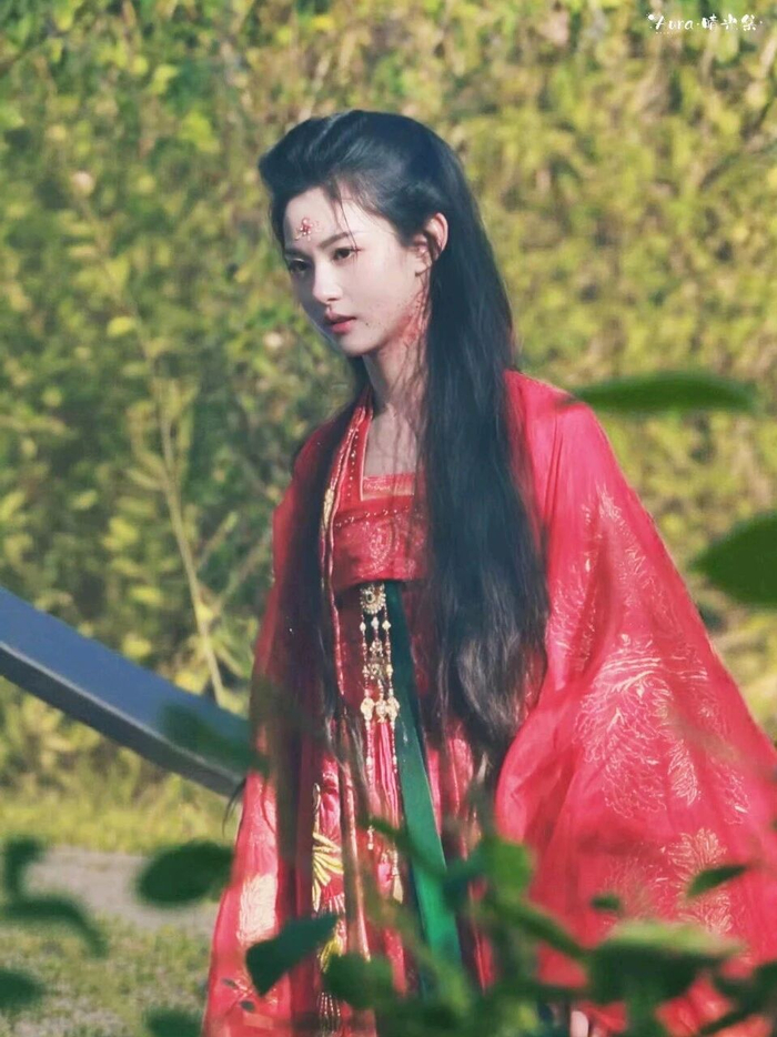 但我们的女主沈青梧拿得一直是大女主剧本，之前穿着铠甲的女将军路透简直飒爆了！