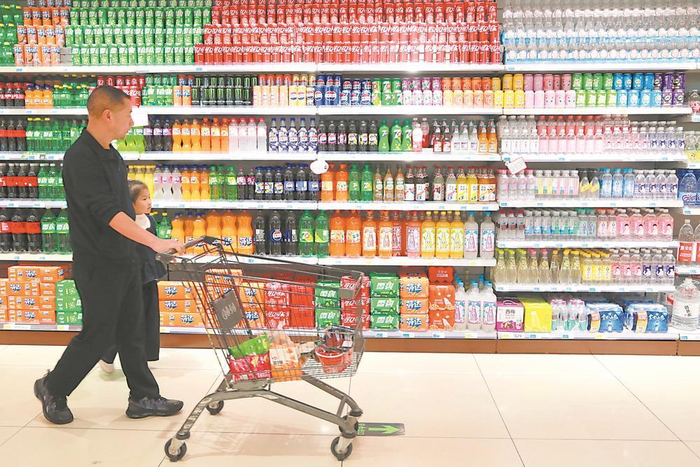     3月9日，消费者在云南省蒙自市一超市选购商品。 新华社发（薛莹莹 摄）