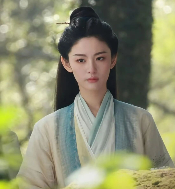 除了经典的女式盘发外，赵晴在剧中还有半披发的造型,只用最简约的簪子挽起来也英气十足。