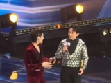向佐盛典飞踢险伤主持人