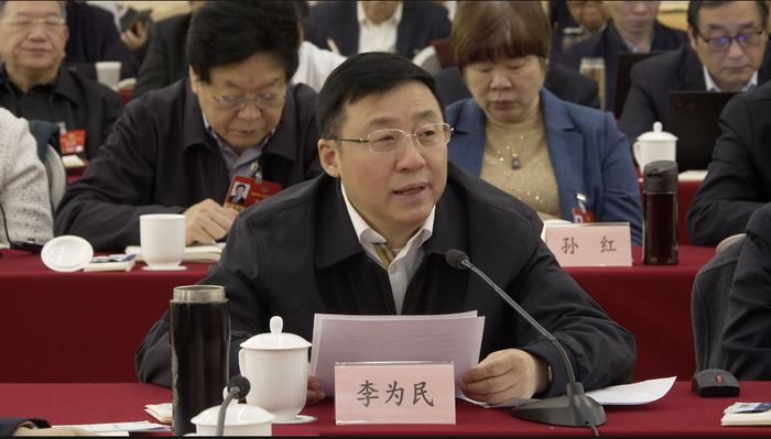 四川大学华西医院呼吸和共病研究院院长李为民在全国政协医药卫生界别小组会上发言&nbsp;第一财经侯天一/摄