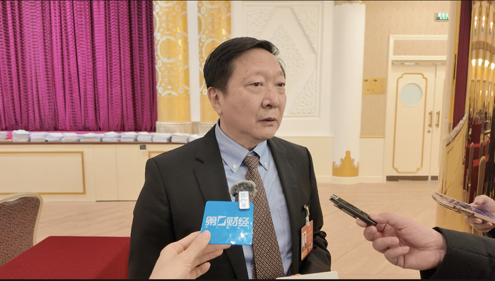 北京大学第一医院呼吸与危重症医学科教授王广发在界别小组会后接受第一财经等媒体采访&nbsp;第一财经侯天一/摄